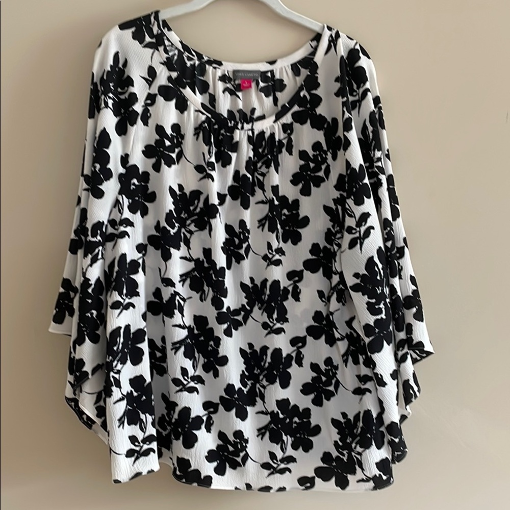 Vince Camuto Black and White Floral Blouse with Flutter Sleeves and Boxy Fit